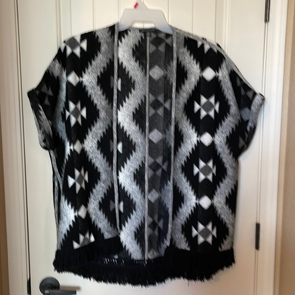 American Eagle Aztec Fringed Poncho Wrap Blanket Sweater Shawl Cape Cardigan M